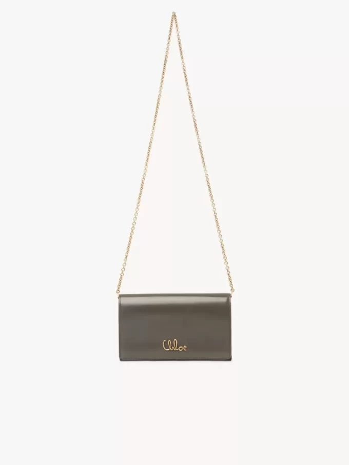 Portefeuille à rabat iconique Chloé sur chaîne en cuir brillant