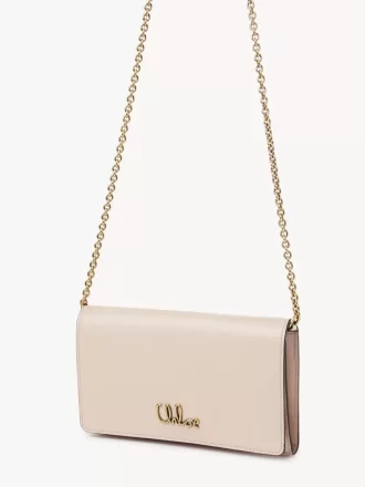 Portefeuille à rabat iconique Chloé sur chaîne en cuir brillant