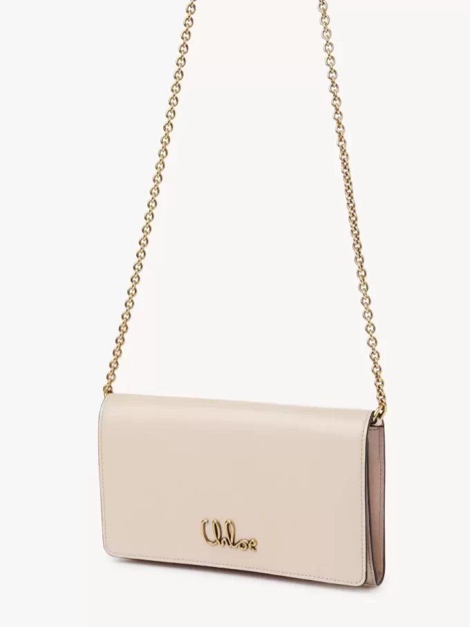 Portefeuille à rabat iconique Chloé sur chaîne en cuir brillant