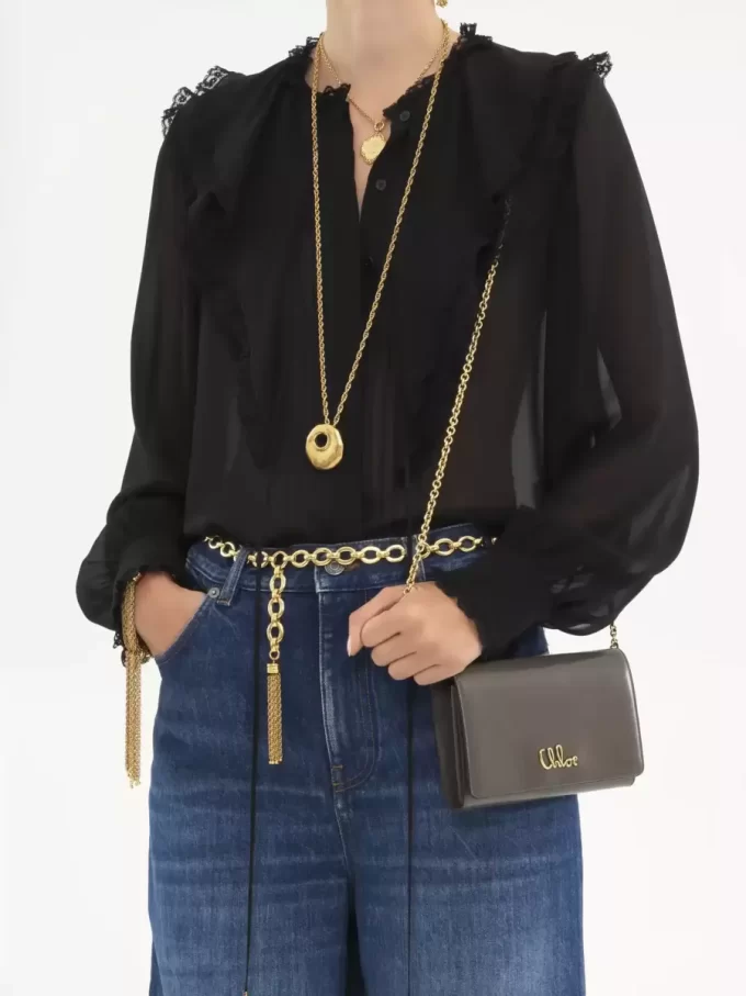 Portefeuille à rabat iconique Chloé sur chaîne en cuir brillant