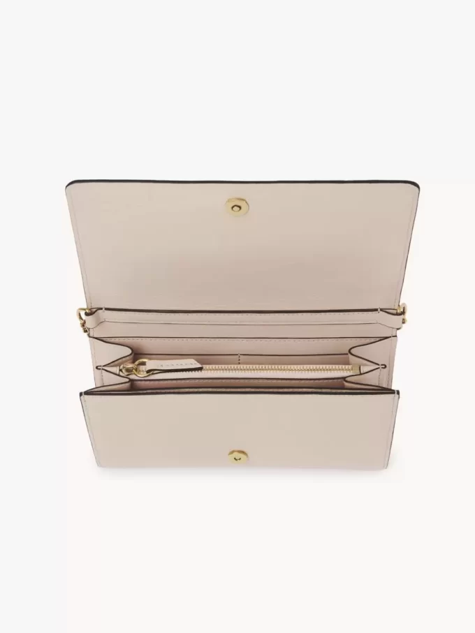 Portefeuille à rabat iconique Chloé sur chaîne en cuir brillant