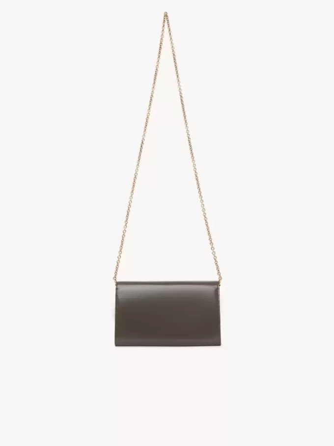 Portefeuille à rabat iconique Chloé sur chaîne en cuir brillant