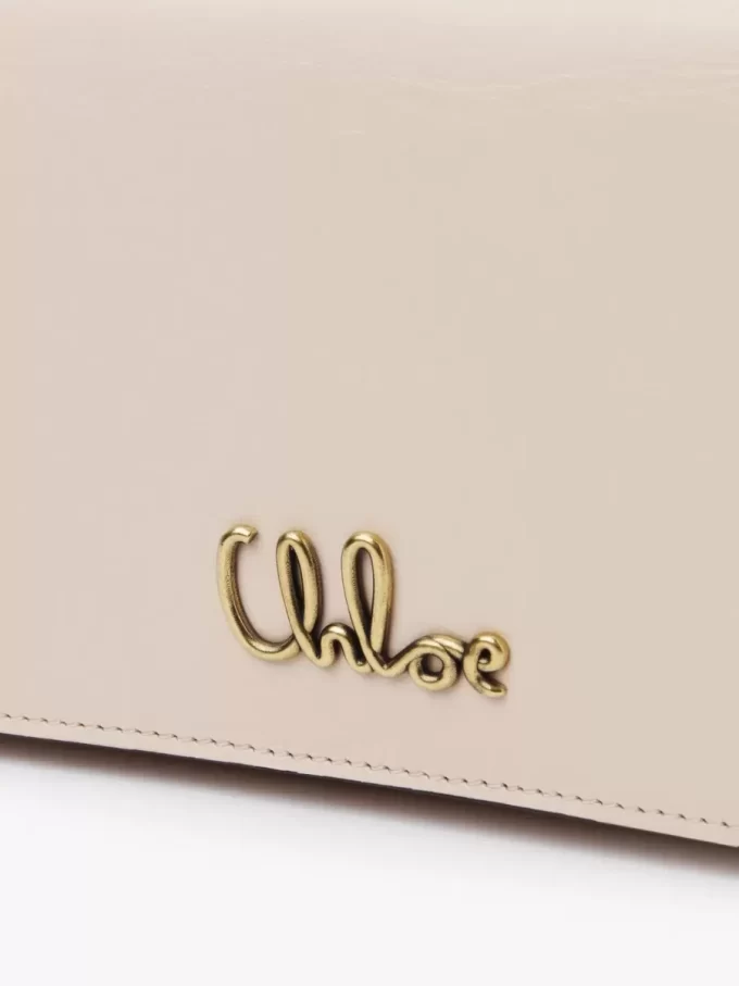 Portefeuille à rabat iconique Chloé sur chaîne en cuir brillant