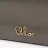 Portefeuille à rabat iconique Chloé sur chaîne en cuir brillant