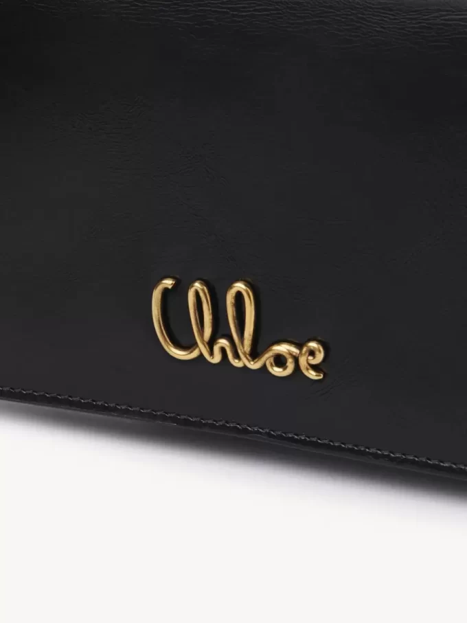 Portefeuille à rabat iconique Chloé sur chaîne en cuir brillant