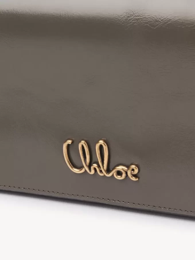 Portefeuille à rabat iconique Chloé sur chaîne en cuir brillant