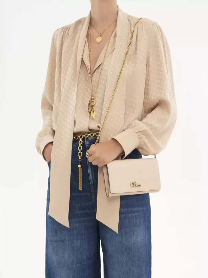 Portefeuille à rabat iconique Chloé sur chaîne en cuir brillant