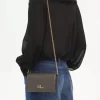 Portefeuille à rabat iconique Chloé sur chaîne en cuir brillant
