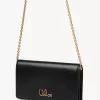 Portefeuille à rabat iconique Chloé sur chaîne en cuir brillant