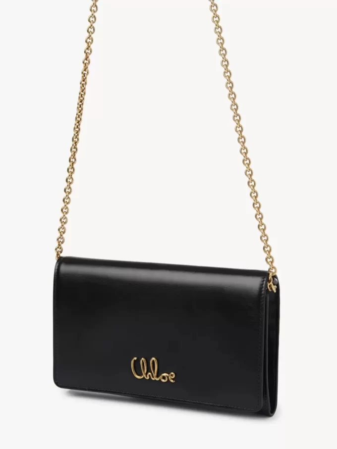 Portefeuille à rabat iconique Chloé sur chaîne en cuir brillant