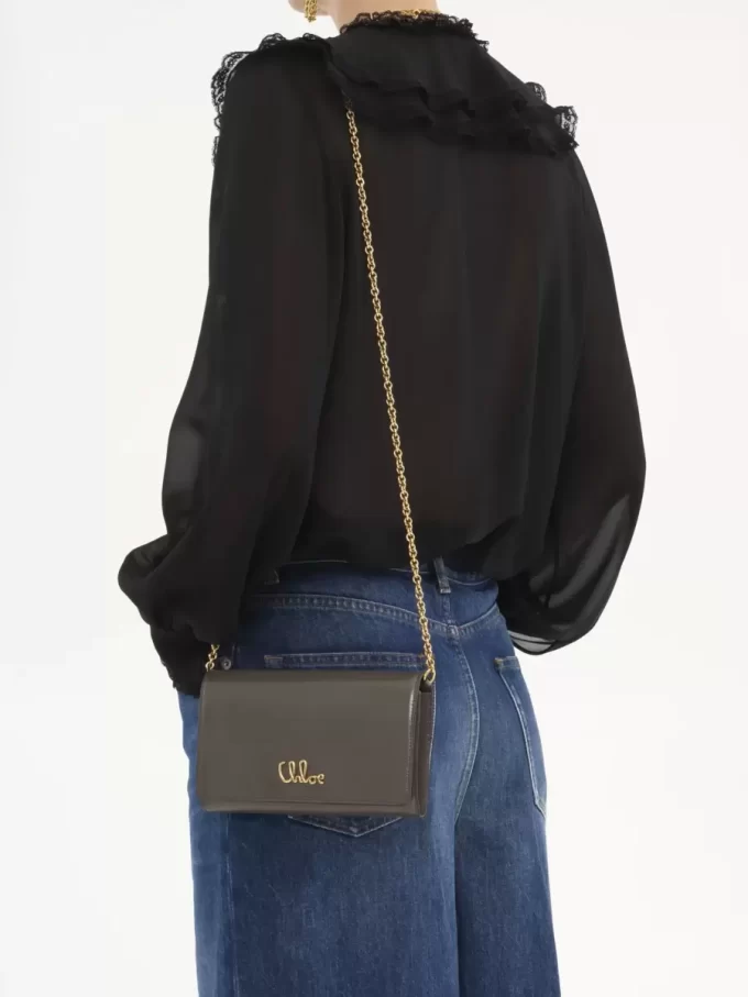 Portefeuille à rabat iconique Chloé sur chaîne en cuir brillant