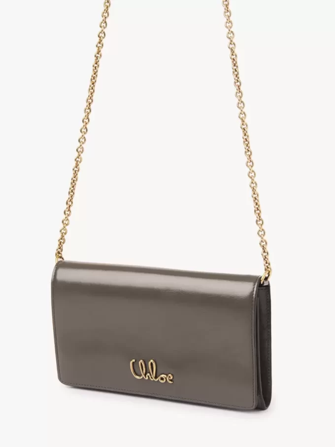 Portefeuille à rabat iconique Chloé sur chaîne en cuir brillant