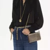 Portefeuille à rabat iconique Chloé sur chaîne en cuir métallisé