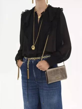 Portefeuille à rabat iconique Chloé sur chaîne en cuir métallisé