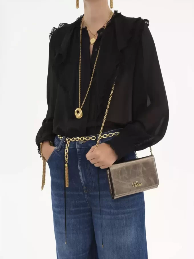Portefeuille à rabat iconique Chloé sur chaîne en cuir métallisé