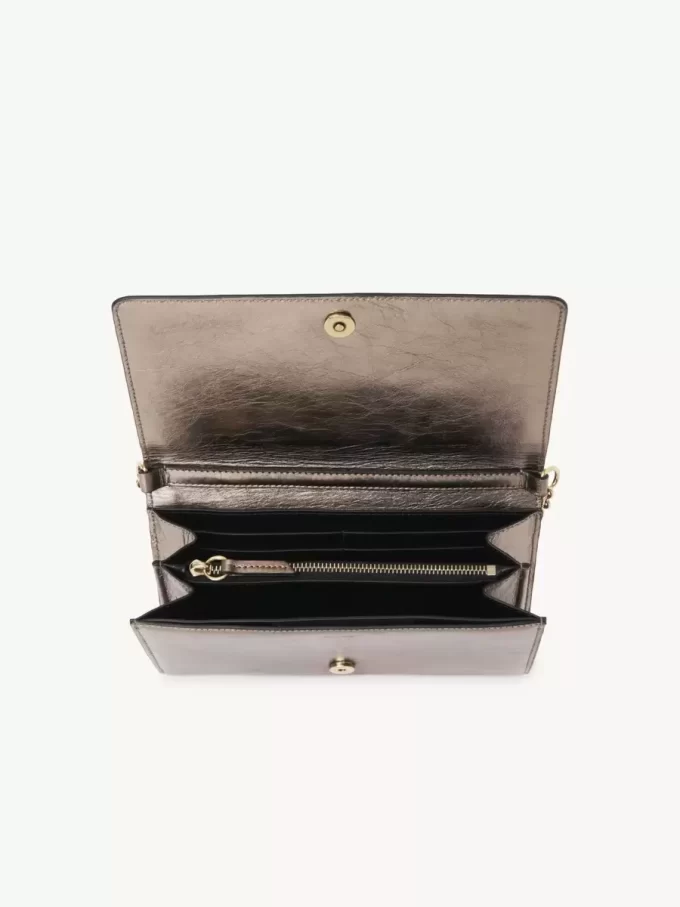 Portefeuille à rabat iconique Chloé sur chaîne en cuir métallisé