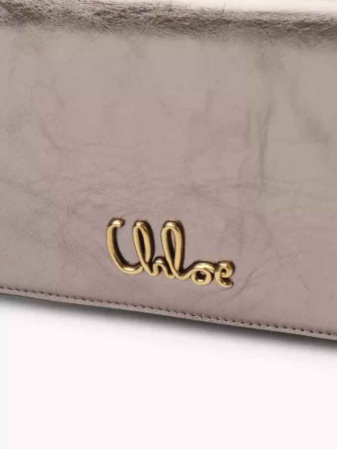 Portefeuille à rabat iconique Chloé sur chaîne en cuir métallisé
