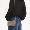 Portefeuille à rabat iconique Chloé sur chaîne en cuir métallisé
