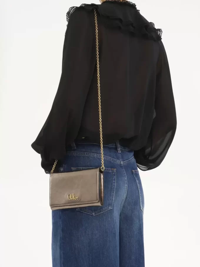 Portefeuille à rabat iconique Chloé sur chaîne en cuir métallisé