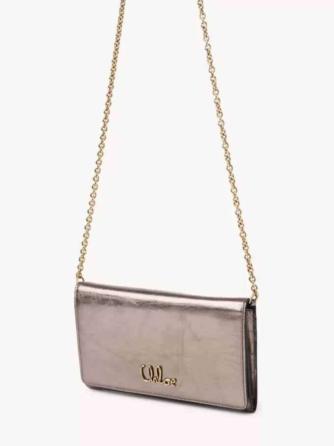 Portefeuille à rabat iconique Chloé sur chaîne en cuir métallisé
