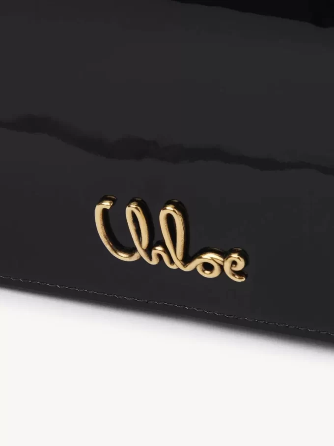 Portefeuille à rabat iconique Chloé sur chaîne en cuir verni