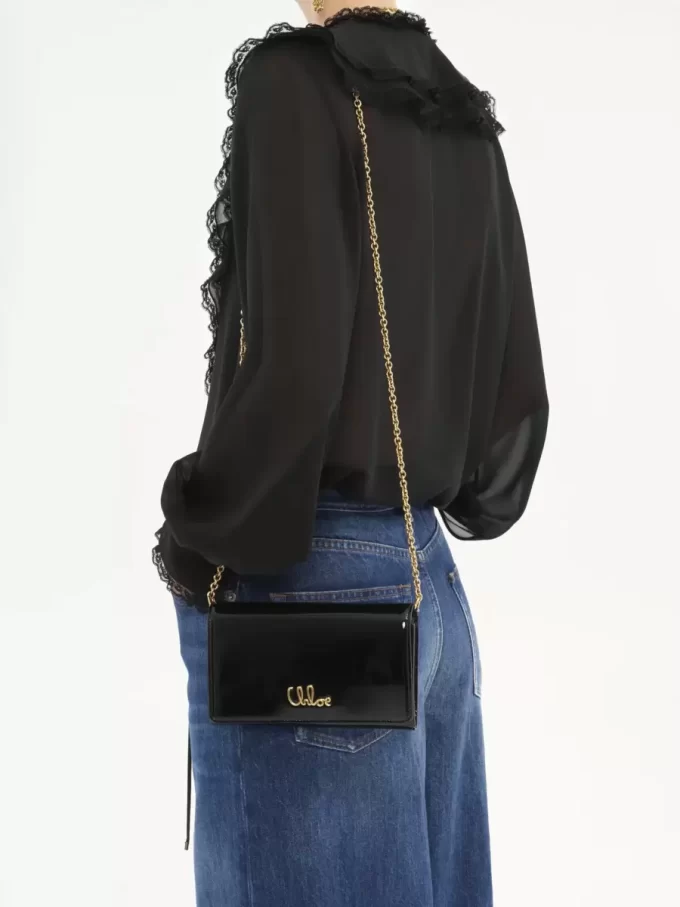 Portefeuille à rabat iconique Chloé sur chaîne en cuir verni