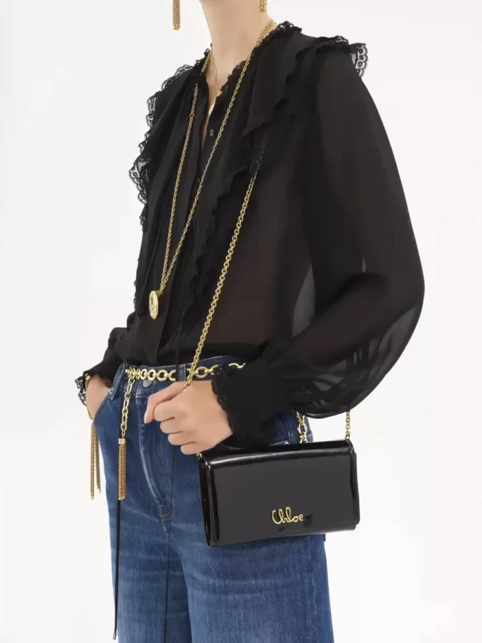 Portefeuille à rabat iconique Chloé sur chaîne en cuir verni