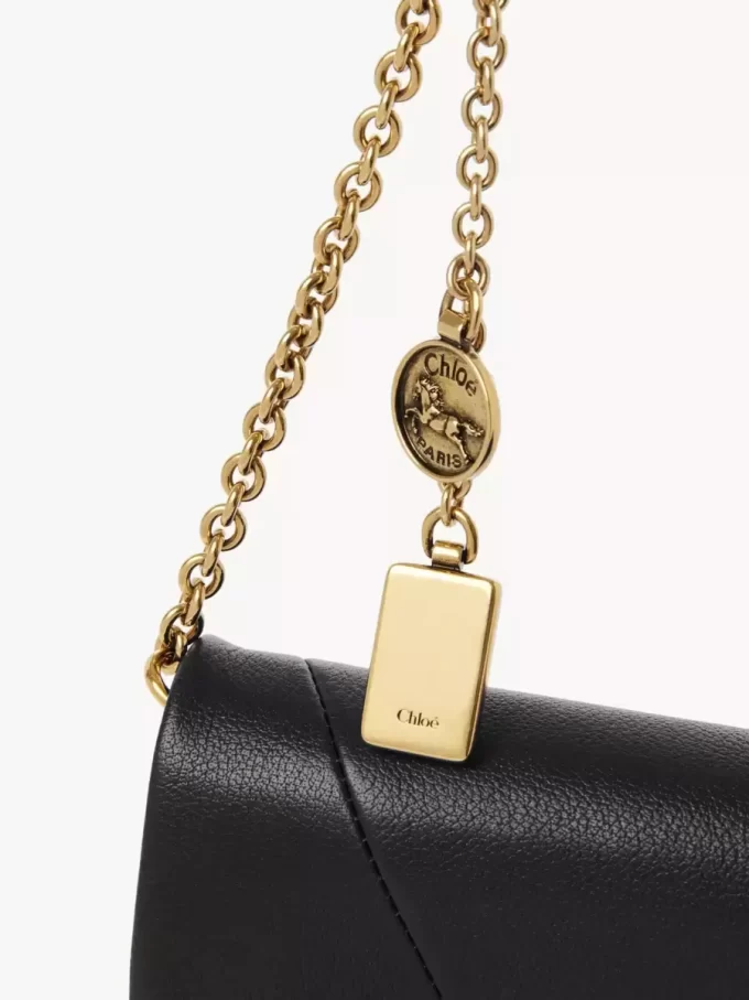 Portefeuille à rabat sur chaîne Chloé Spin en cuir grainé