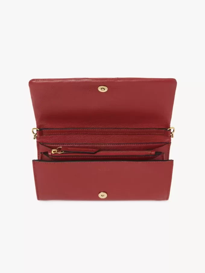 Portefeuille à rabat sur chaîne Chloé Spin en cuir grainé