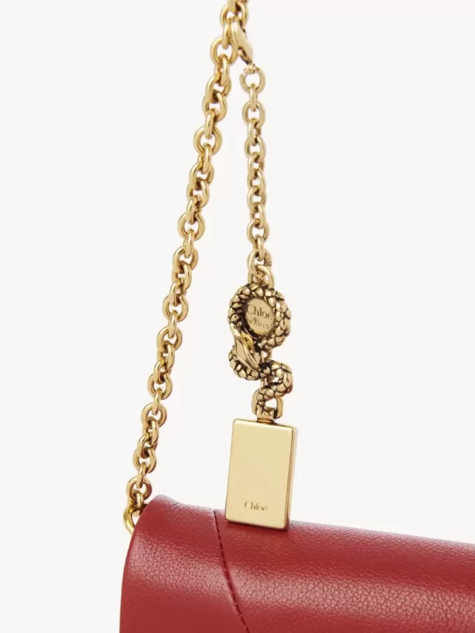 Portefeuille à rabat sur chaîne Chloé Spin en cuir grainé