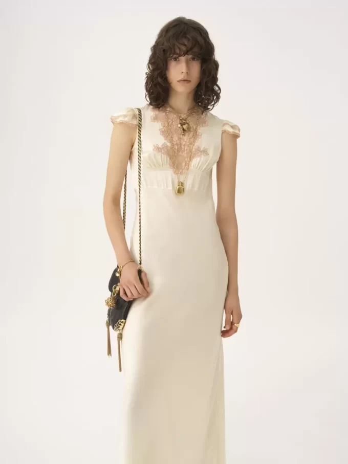 Robe colonne à manches courtes en satin de soie lavé et dentelle