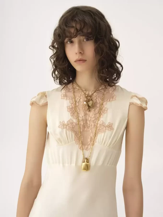 Robe colonne à manches courtes en satin de soie lavé et dentelle