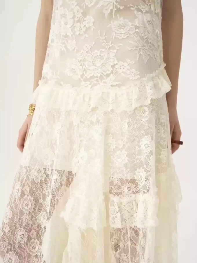 Robe longue à fines bretelles en dentelle brodée Robe longue à fines bretelles en dentelle brodée