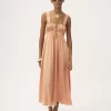 Robe longue froncée sans manches en satin de soie