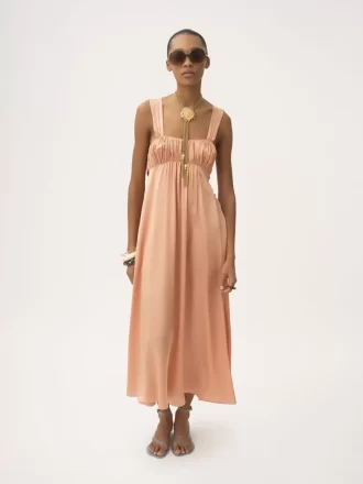Robe longue froncée sans manches en satin de soie