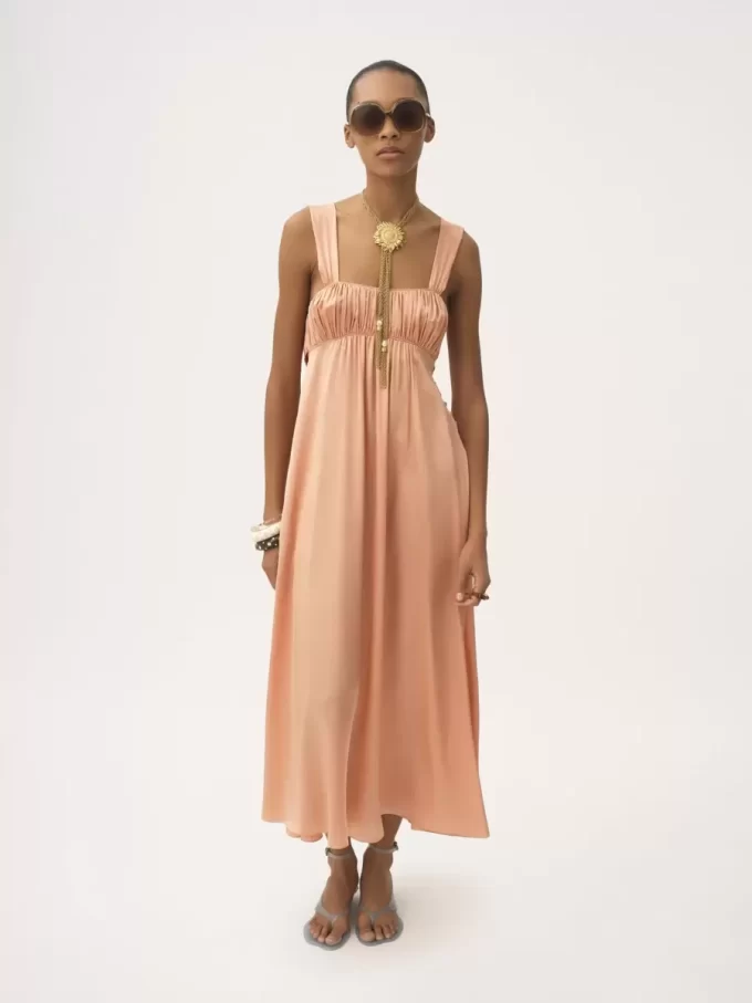 Robe longue froncée sans manches en satin de soie