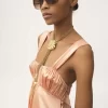 Robe longue froncée sans manches en satin de soie