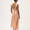 Robe longue froncée sans manches en satin de soie