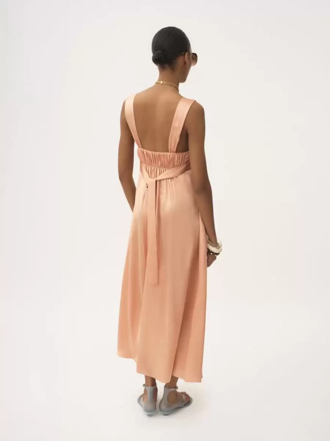 Robe longue froncée sans manches en satin de soie
