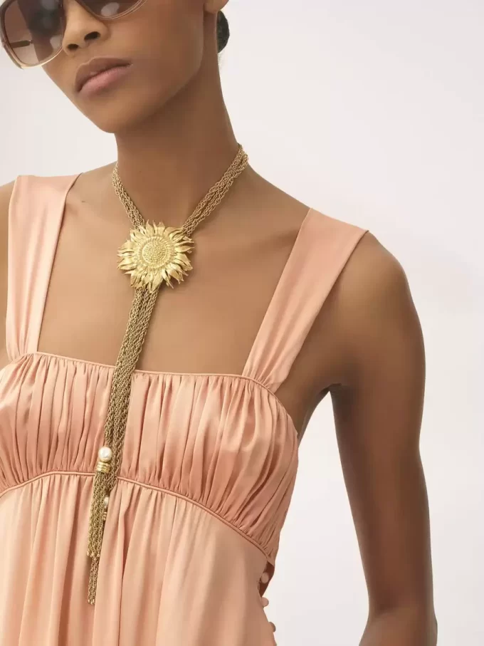 Robe longue froncée sans manches en satin de soie