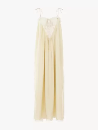 Robe longue à volants en soie habotai et dentelle