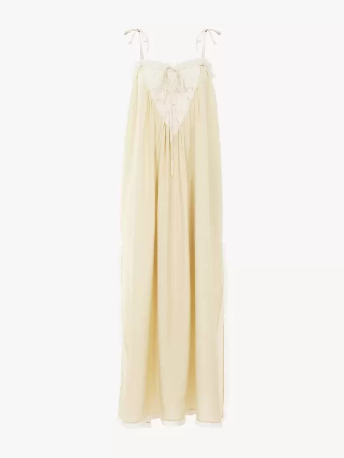 Robe longue à volants en soie habotai et dentelle