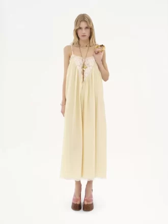 Robe longue à volants en soie habotai et dentelle
