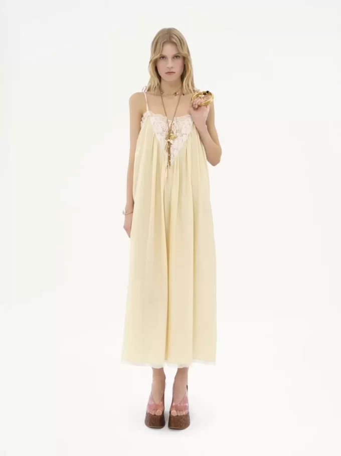 Robe longue à volants en soie habotai et dentelle
