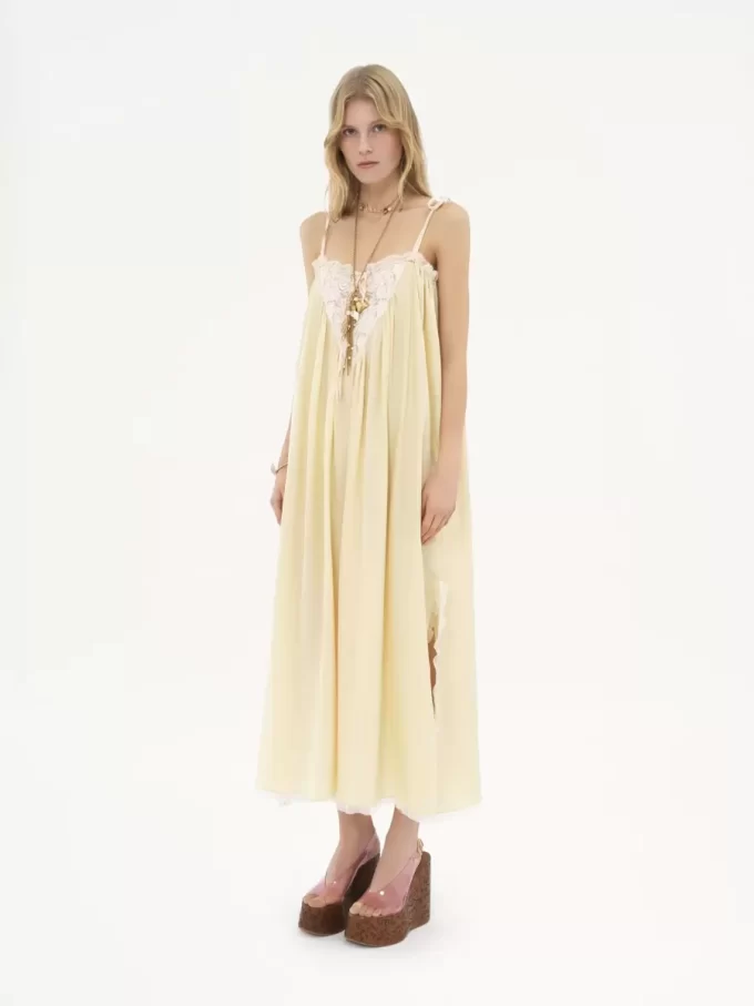 Robe longue à volants en soie habotai et dentelle