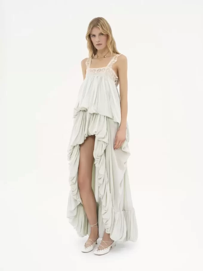 Robe à volants asymétrique en soie habotai et dentelle Robe à volants asymétrique en soie habotai et dentelle