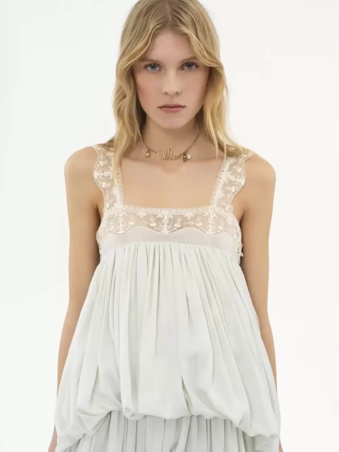 Robe à volants asymétrique en soie habotai et dentelle Robe à volants asymétrique en soie habotai et dentelle