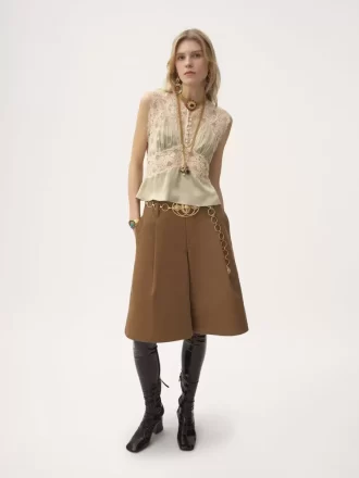 Top col V en satin de soie et dentelle