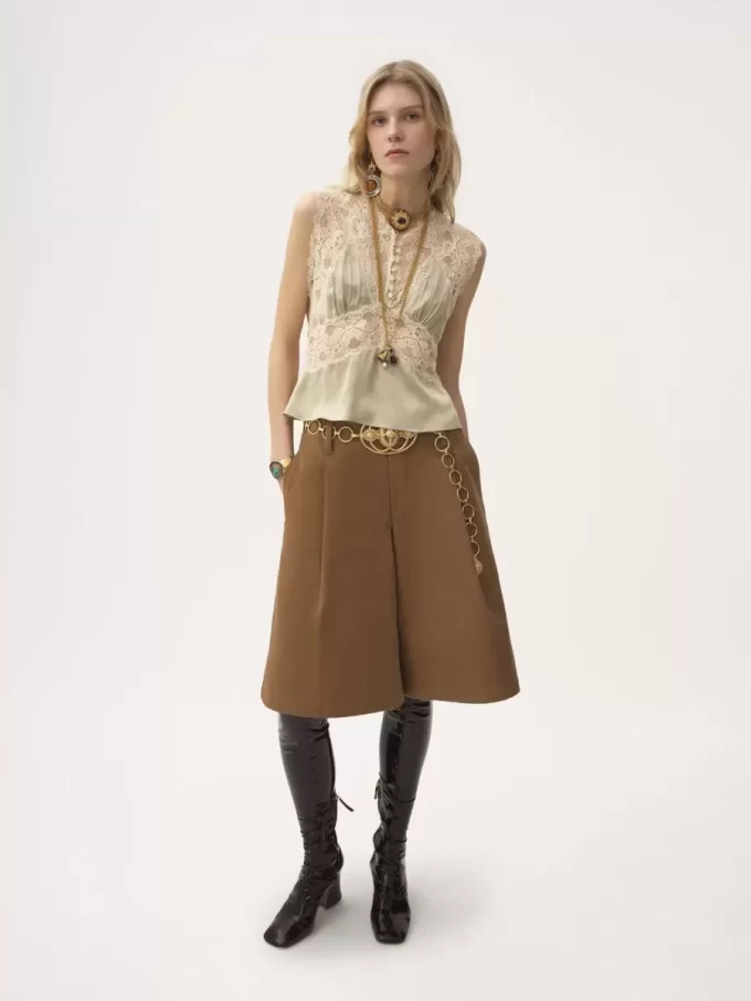 Top col V en satin de soie et dentelle