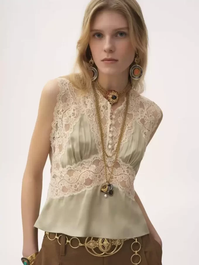 Top col V en satin de soie et dentelle